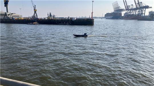 Ein Boot der Hersteller Kraken und Rheinmetall fährt ferngesteuert im Hamburger Hafen.