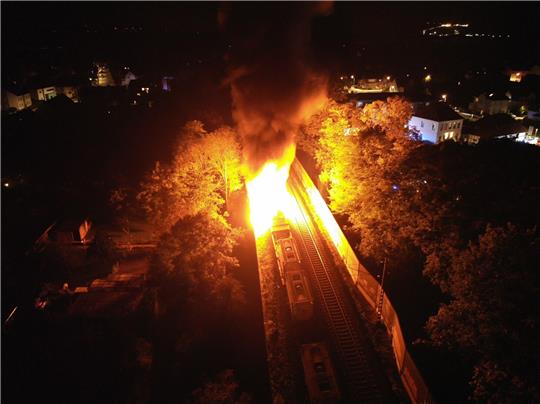 Ein Brand am frühen Morgen auf einem Güterzug in der Region Hannover hat für größere Störungen im überregionalen Bahnverkehr gesorgt. Foto: Feuerwehr Wunstorf/Feuerwehr Wunstorf /dpa