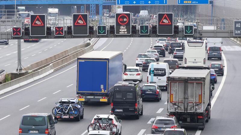 Staugefahr nach Brand: A7 nur eingeschränkt befahrbar Ein Brand eines Wohnmobils führt zu Verkehrseinschränkungen auf der A7. (Archivbild)