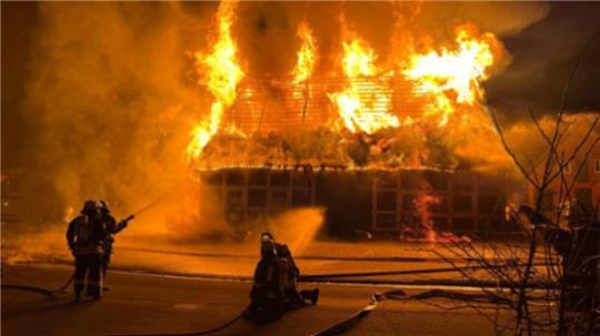 Ein Brand hat in Dollern mehrere Gebäude, davon zwei historische Reetdachhäuser, vernichtet.