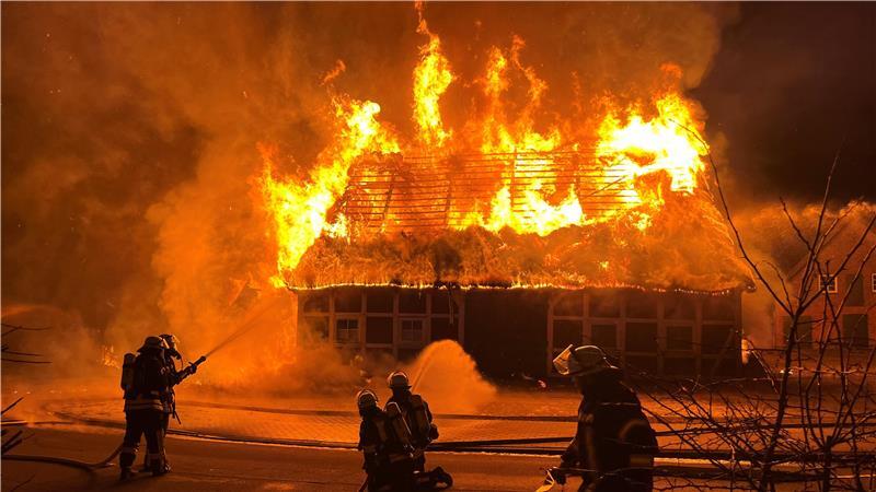 Helfer, Helden, Historie: Ein Großbrand wütet in Dollern Feuerwehrleute löschen ein brennendes Haus in Dollern.