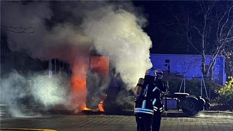 Lkw brennt in Beckdorf - Feuerwehr rettet Tischlerei vor Flammen Ein Brand in Beckdorf rief am Mittwochabend die Feuerwehren aus Apensen, Goldbeck und Beckdorf auf den Plan. Eine Zugmaschine stand in Flammen.