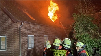 Ein Brand ist in einem Denkmal in Jork ausgebrochen: In dem früheren Wirtschaftsteil wurden einst Äpfel gelagert.
