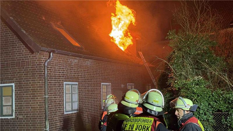 Ein Brand ist in einem Mehrfamilienhaus in Jork ausgebrochen.