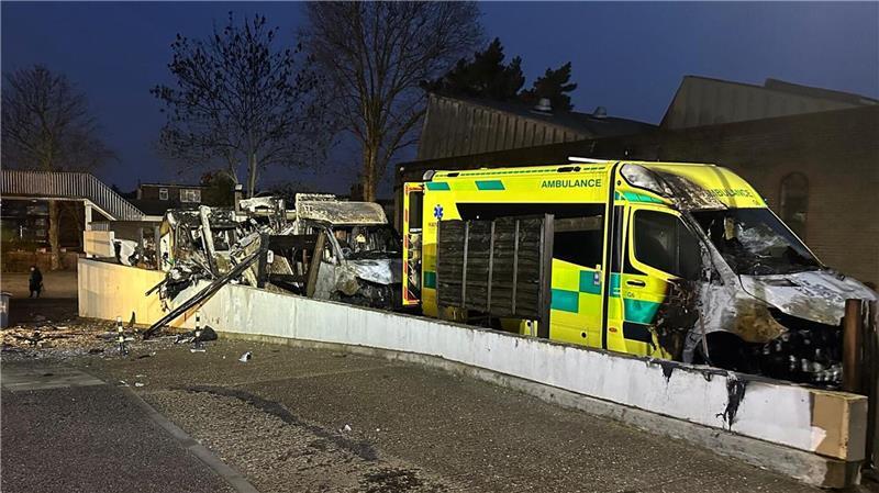 Ein Brandanschlag auf den Rettungsdienst einer jüdischen Gemeinde versetzt London in einen Schockzustand.