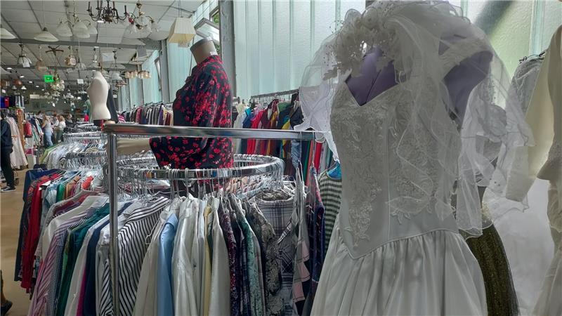 Dirk und Marinas Flohmarkthalle in Stade: Ein Paradies für Trödel-Fans Ein Brautkleid ist in der Abteilung für Kleidung zu finden.