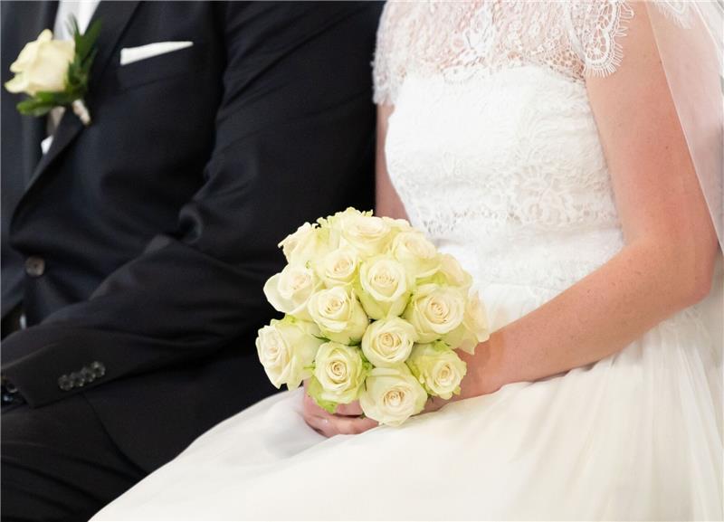 Im zweiten Corona-Jahr: Weniger Menschen heiraten - Mehr Geburten Ein Brautpaar während der Trauung in einer Kirche in Schiltach.