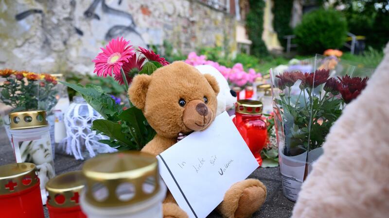 Ein Brief mit der Aufschrift „In Liebe für Valeriia“, Teddybären, Blumen und Kerzen sind in der Nähe der Wohnung des getöteten Mädchens auf dem Fußweg abgelegt.
