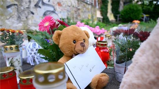 Ein Brief mit der Aufschrift „In Liebe für Valeriia“, Teddybären, Blumen und Kerzen sind in der Nähe der Wohnung des getöteten Mädchens auf dem Fußweg abgelegt.