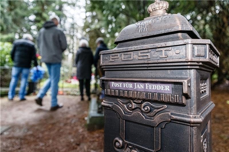Ein Briefkasten mit der Aufschrift „Post für Jan“ steht vor Grabstätte des Schauspielers Jan Fedder auf dem Ohlsdorfer Friedhof. Foto: Scholz/dpa