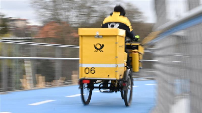 Post-Beschwerden mit Höchstwert - Anstieg um ein Viertel Ein Briefträger bei der Arbeit - in den allermeisten Fällen läuft alles glatt, manchmal landet ein Brief aber im falschen Briefkasten.