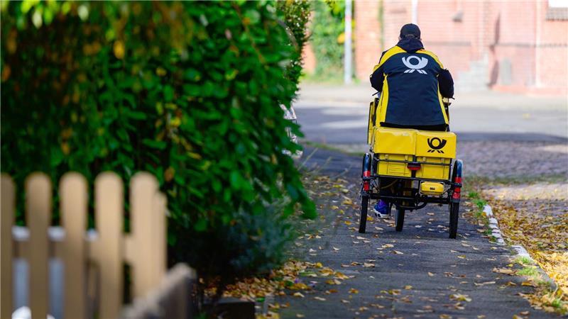 Freibrief für die Post: Staat kann Pflicht nicht überprüfen Ein Briefträger bei der Arbeit - jedes Jahr werfen Postler Milliarden von Briefen in Briefkästen ein.