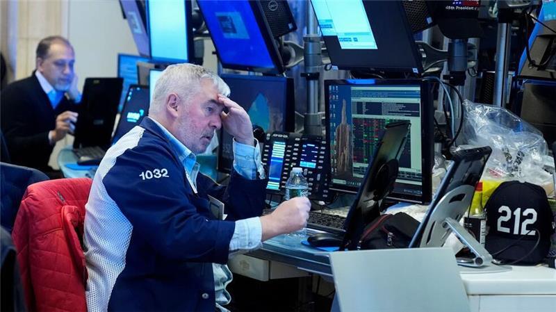 Ein Broker arbeitet auf dem Parkett der New York Stock Exchange.