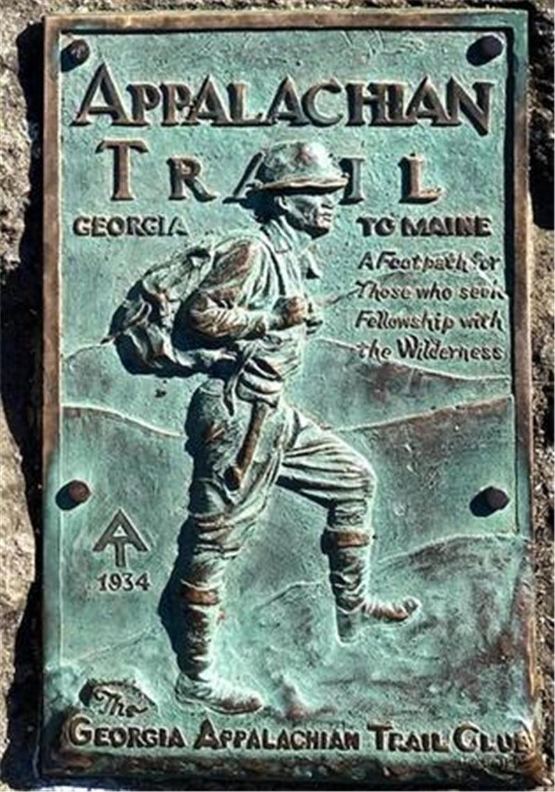 „Ich will jetzt nur noch losgehen“: 54-Jähriger wandert den Appalachian Trail Ein Bronzeschild, so groß wie ein Blatt Papier im DIN A 3-Format, am Startpunkt des Springer Mountain im US-Bundesstaat Georgia.