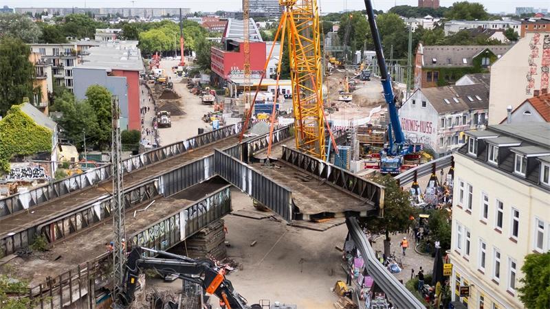Ein Brückenteil der alten Sternbrücke hängt an einem Schwerlastkran. 