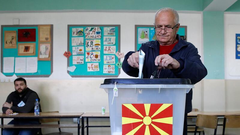 Ein Bürger Nordmazedoniens gibt bei der ersten Runde der Präsidentschaftswahl am 24. April in einem Wahllokal in Skopje seine Stimme ab. Heute findet die Stichwahl statt (Archivbild).