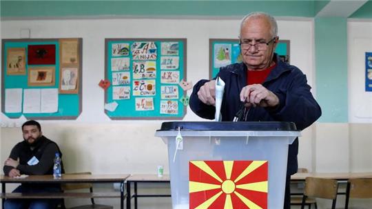 Ein Bürger Nordmazedoniens gibt bei der ersten Runde der Präsidentschaftswahl am 24. April in einem Wahllokal in Skopje seine Stimme ab. Heute findet die Stichwahl statt (Archivbild).