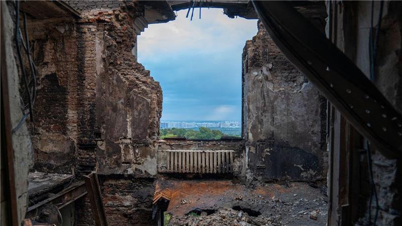Ein Büro im Gebäude des Ministerkabinetts in Kiew liegt nach einem russischen Angriff in Trümmern.