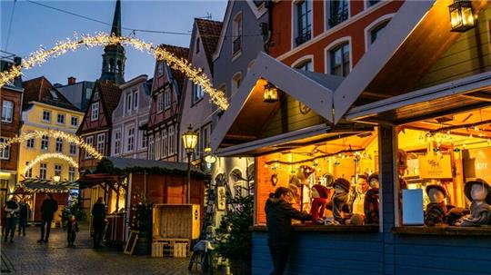 Ein Bummel über den Stader Weihnachtsmarkt lässt sich gut mit Weihnachts-Shopping verbinden.
