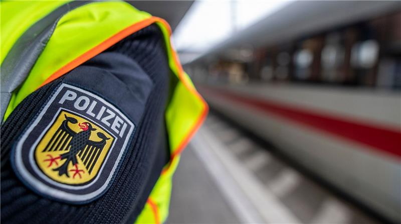 Ein Bundespolizist an einem Hauptbahnhof vor einem ICE.