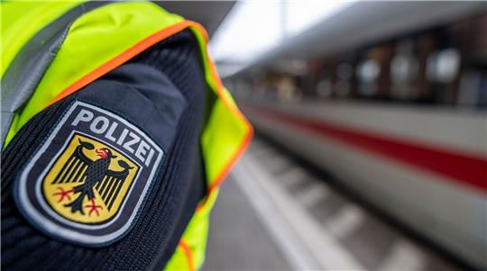 Ein Bundespolizist an einem Hauptbahnhof vor einem ICE. Foto: dpa