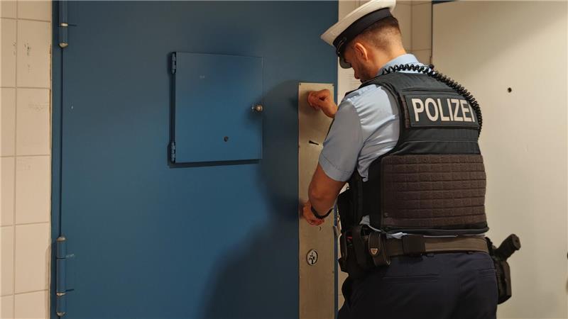 Ein Bundespolizist kontrolliert die Gewahrsamszelle im Bundespolizeirevier im Bahnhof Harburg. (Symbolfoto)