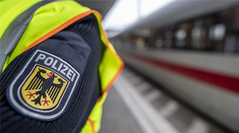 Ein Bundespolizist steht an einem Bahngleis (Symbolbild). Foto: Patrick Seeger/dpa