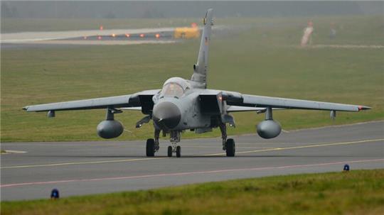 Ein Bundeswehr-Flugzeug vom Typ Tornado auf dem Fliegerhorst Büchel in der Eifel. Dort sollen - offiziell nie bestätigt - etwa 20 thermonukleare B61-Gravitationsbomben der US-Streitkräfte lagern.