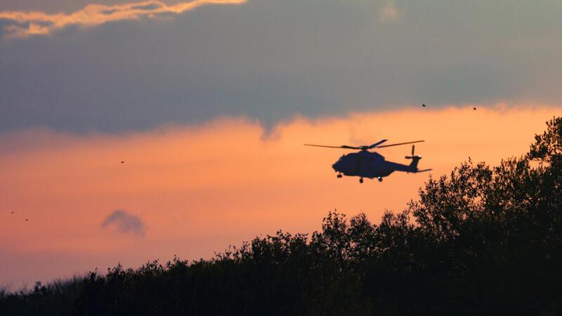 Ein Bundeswehr-Hubschrauber fliegt auf der Suche nach dem vermissten Arian über die Landkreise Rotenburg und Stade. Die Suche geht auch am Samstag weiter.