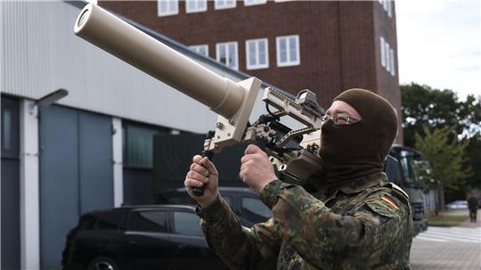 Ein Bundeswehrsoldat präsentiert den Counter UAV Jammer HP 47 bei der Leistungsschau Drohnenabwehr am zweiten Tag der Großübung "Red Storm Bravo“. 