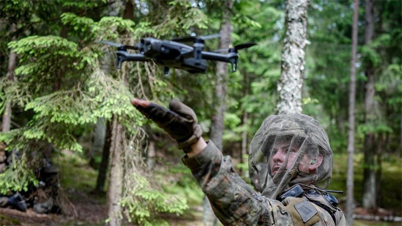 Ein Bundeswehrsoldat startet eine Aufklärungsdrohne . (Archivbild)
