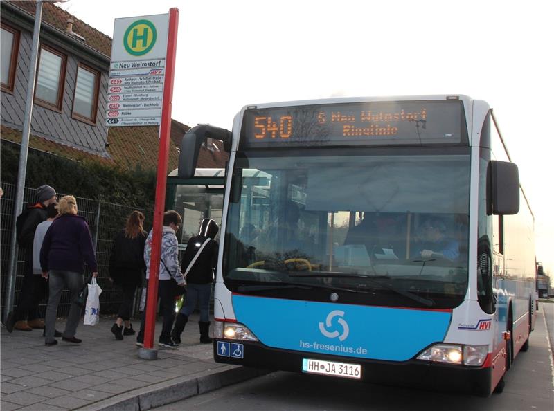 Ein Bus am Bahnhof Neu Wulmstorf: Ende 2019 werden hier möglicherweise andere fahren.