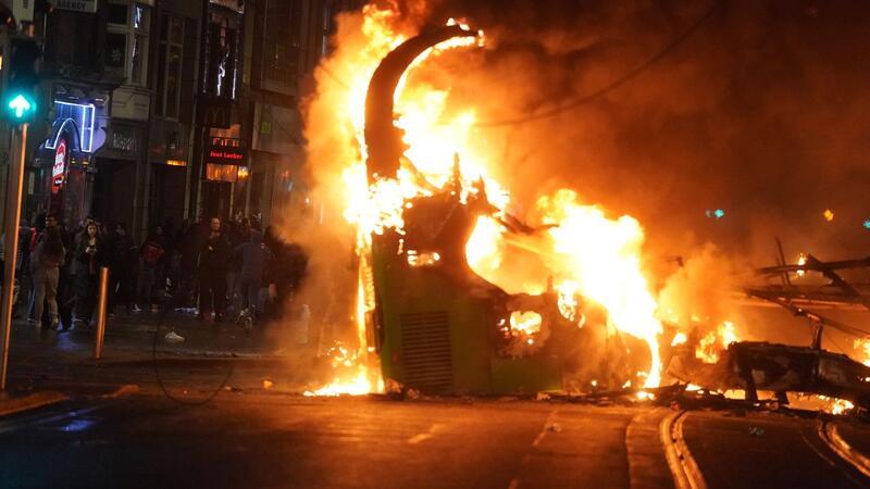 Ein Bus brennt im Stadtzentrum von Dublin, nachdem ein Mann bei einem Messerangriff auf  drei kleine Kinder und eine Frau verletzt hatte.