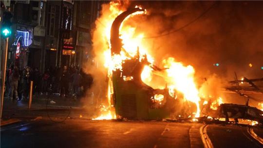 Ein Bus brennt im Stadtzentrum von Dublin, nachdem ein Mann bei einem Messerangriff auf  drei kleine Kinder und eine Frau verletzt hatte.