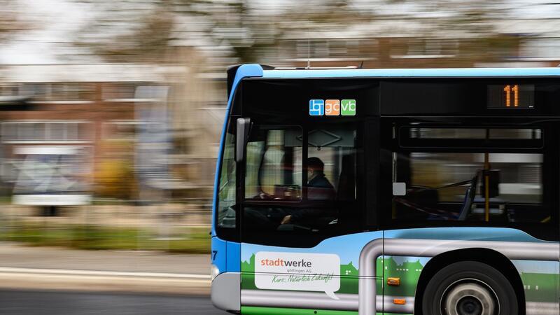 Nahverkehrsstreik in Niedersachsen: Auftakt in Göttingen Ein Bus der Göttinger Verkehrsbetriebe (GöVB) ist auf dem Holtenser Berg unterwegs.