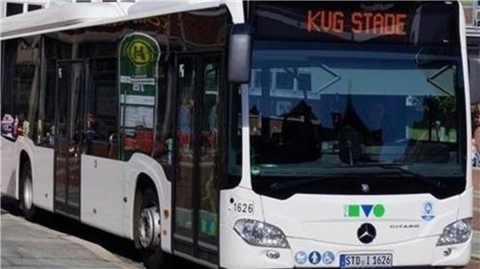 Ein Bus der KVG fährt durch Stade.