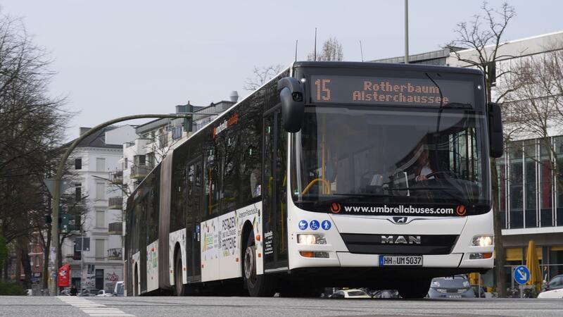 Ein Bus der Linie 15 fährt zur Haltestelle am U-Bahnhof Schlump.