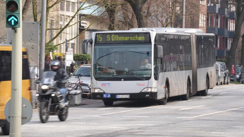 Busse des VHH fahren nach Warnstreik wieder Ein Bus der Linie 15 fährt zur Haltestelle am U-Bahnhof Schlump.