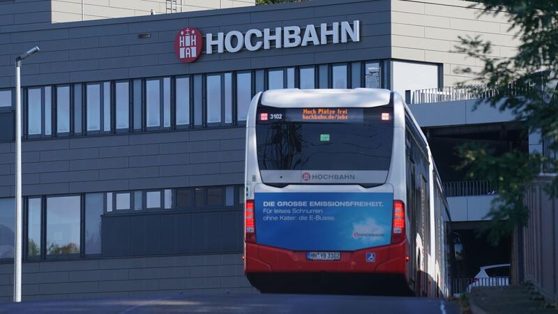 Ein Bus fährt auf den Hochbahn-Betriebshof Alsterdorf.