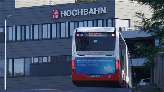 Ein Bus fährt auf den Hochbahn-Betriebshof Alsterdorf.