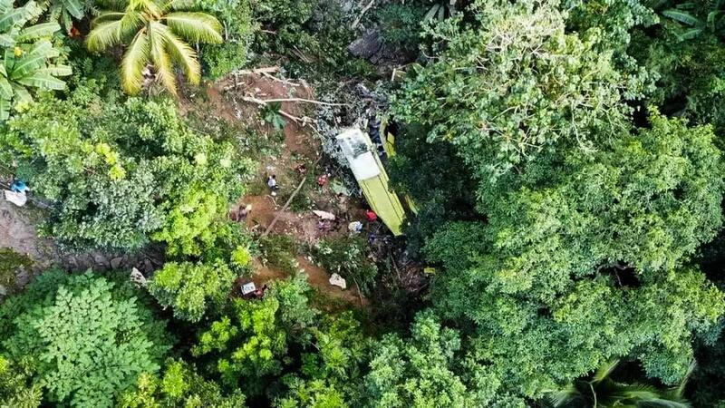 Bus stürzt in Schlucht - Opferzahl auf 17 revidiert Ein Bus ist in einem Berggebiet auf den Philippinen von der Straße abgekommen.