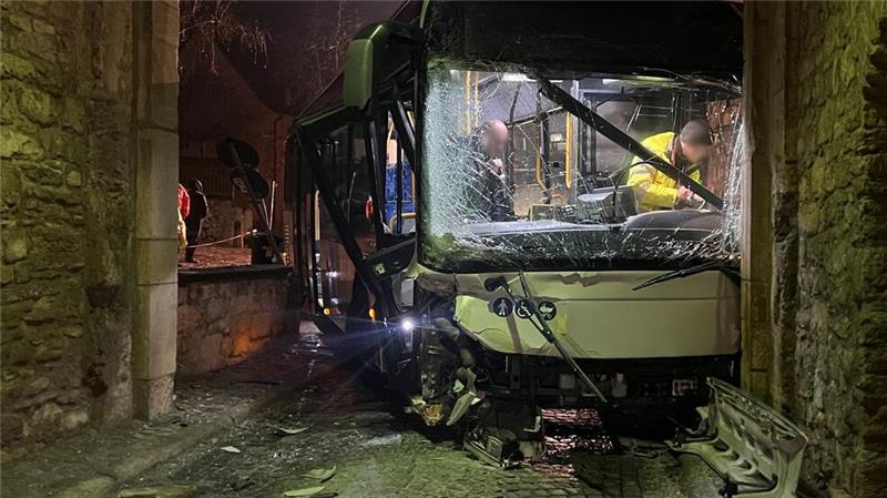 Unzählige Glatteisunfälle im Süden Deutschlands Ein Bus krachte in Sommerhausen in Bayern in einen Torbogen.