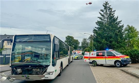 Ein Bus mit Schulkindern erfasste einen achtjährigen Jungen.