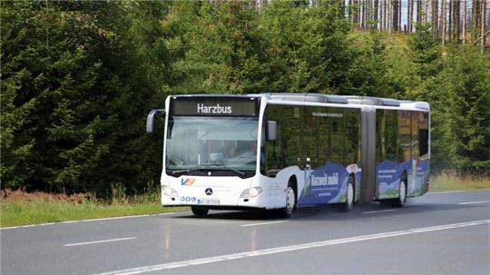 Ein Bus mit neuer Werbung für das Hatix fährt auf der Bundesstraße 4 im Harz.