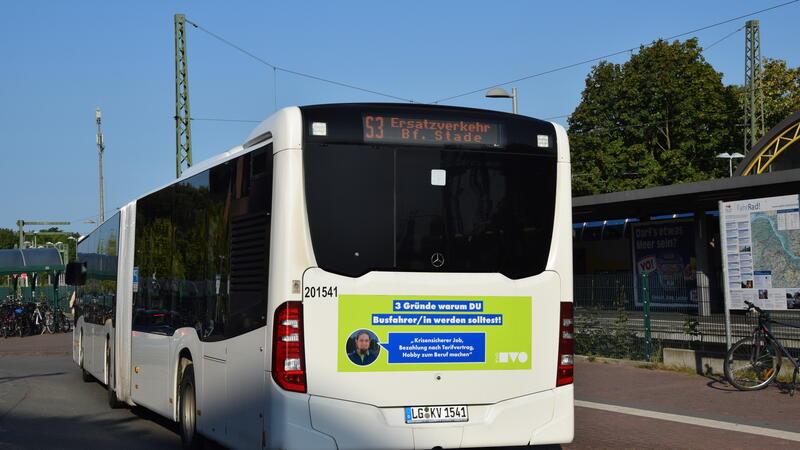 Ein Bus steht am Bahnhof in Buxtehude.