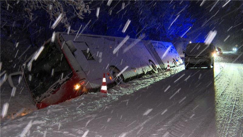 Ein Busunfall sorgt am Morgen für eine Vollsperrung der B431 bei Klein Nordende. 