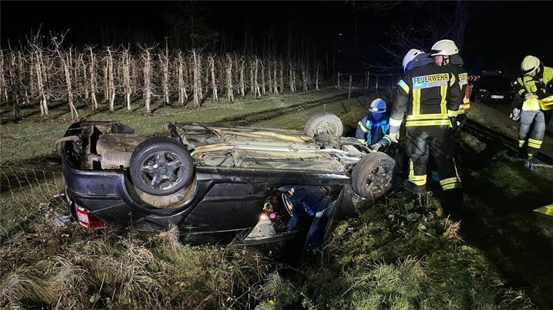 Ein Buxtehuder ist mit seinem Auto in einen Graben geschleudert und wurde schwer verletzt.