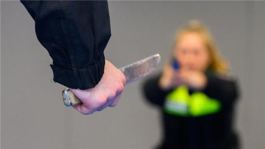 Ein Mann hält im Trainingszentrum der Polizeidirektion Hannover ein Messer während einer Trainingseinheit.
