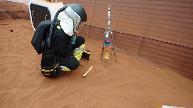 Ein CHAPEA-Besatzungsmitglied nimmt an einem simulierten „Marswalk“ im Inneren der 1.200 Quadratmeter großen Anlage teil. Der Platz ist mit rotem Sand gefüllt, um die Marslandschaft zu imitieren.