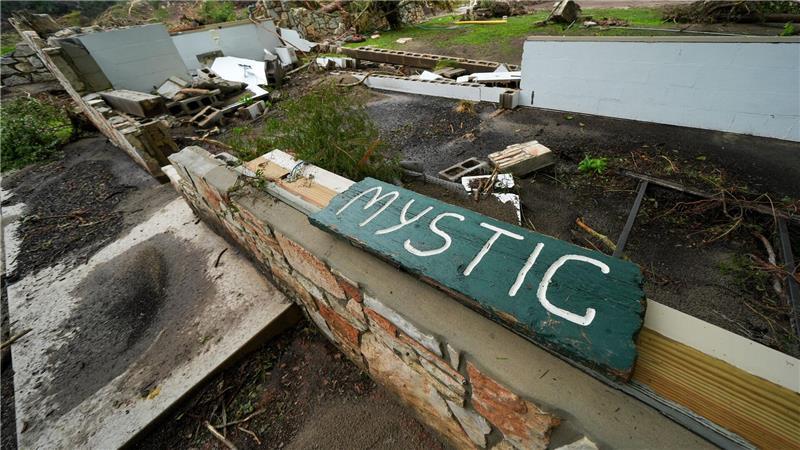 Bilder des Tages Ein Camp Mystic-Schild liegt in der Nähe des Eingangs zum Sommercamp am Ufer des Guadalupe River. In der für Urlauber beliebten Gegend sei der Fluss innerhalb kürzester Zeit um fast acht Meter angestiegen.